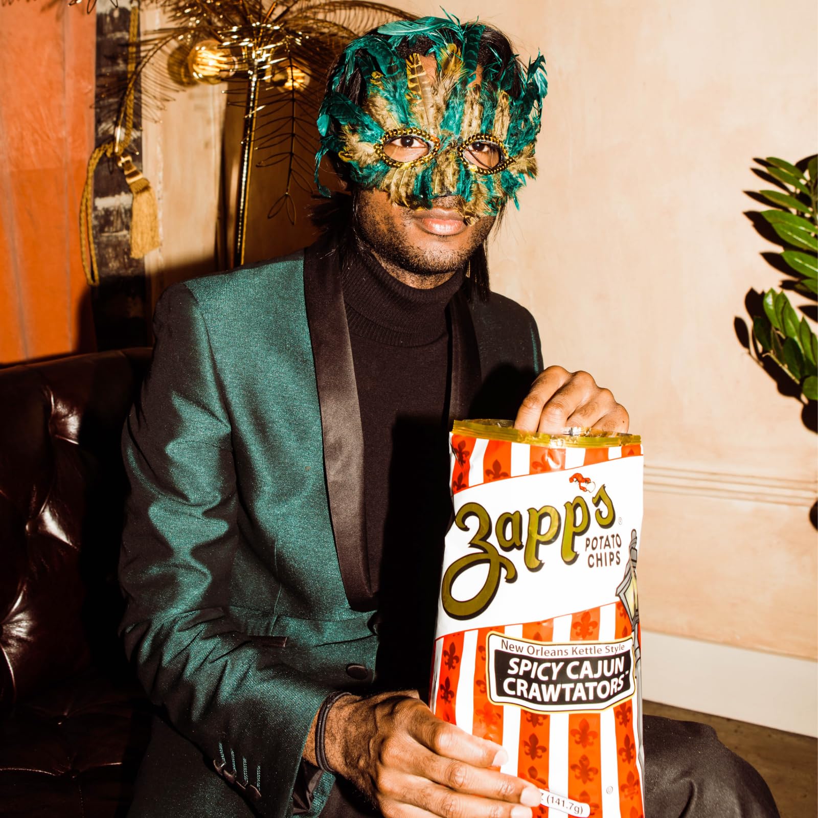 Zapp's bolsa en mano para comparar tamaño y porción práctica